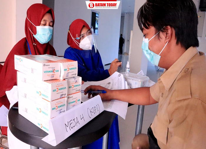 Pegawai RSUD EHD Tanjunguban saat mengisi data sebelum mendapatkan vaksin